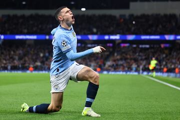 Tras su ascenso al primer equipo del Manchester City en 2017, Phil Foden, con tan solo 24 años, ya se ha convertido en uno de los grandes estandartes de la entidad citizen y de la Selección inglesa. A su temprana edad, la confianza de Pep Guardiola hacia él es inquebrantable y ya suma 17 títulos (6 Premier League y 1 Champions) y 275 encuentros y 87 goles con su club.