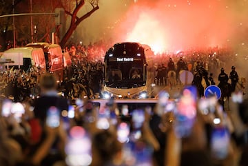 Cientos de seguidores recibieron al autobs de los jugadores del Real Madrid a su llegada al Benabu. El ambiete fue el de las grandes noches.