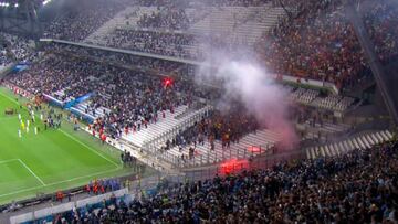 Lanzamiento de bengalas entre los aficionados del Marsella y el Galatasaray.