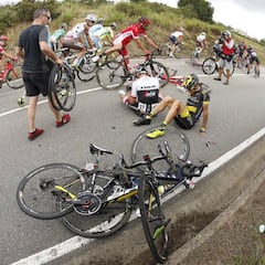Huzarski, Reza e Irizar dicen adiós a la Vuelta por una caída