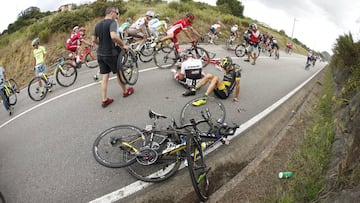 Markel Irizar se duele tras sufrir una caída en la décima etapa de la Vuelta a España con final en los Lagos de Covadonga.