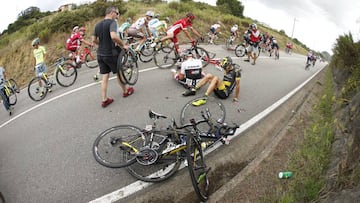 Markel Irizar se duele tras sufrir una ca&iacute;da en la d&eacute;cima etapa de la Vuelta a Espa&ntilde;a con final en los Lagos de Covadonga.