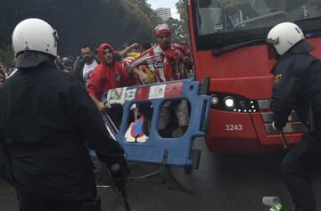 Los seguidores del Sporting de Gijón protagonizaron graves incidentes, con la policía, a la llegada del autobús del Sporting, en las inmediaciones del Molinón.
