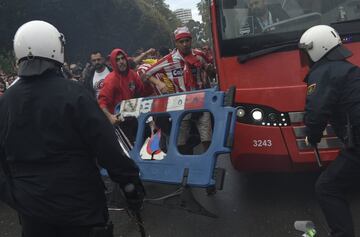 Los seguidores del Sporting de Gijón protagonizaron graves incidentes, con la policía, a la llegada del autobús del Sporting, en las inmediaciones del Molinón. 
