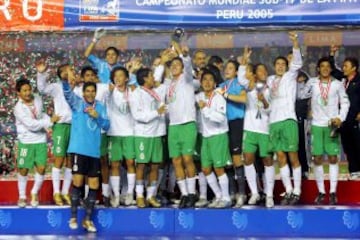 Por primera vez México se erige como Campeón Mundial en Fútbol. Lo hizo por goleada ante la favorita del torneo, Brasil, propinando goleada por 3-0. Omar Esparza, Carlos Vela y Ever ‘El Talismán’ Guzmán quienes dieron el Campeonato al Tri Sub-17.