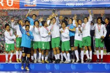 Por primera vez México se erige como Campeón Mundial en Fútbol. Lo hizo por goleada ante la favorita del torneo, Brasil, propinando goleada por 3-0. Omar Esparza, Carlos Vela y Ever ‘El Talismán’ Guzmán quienes dieron el Campeonato al Tri Sub-17.