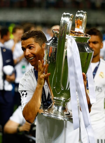 El delantero portugués, exjugador del Real Madrid, entre otros clubes, y actual jugador del equipo de Arabia Saudí, Al-Nassr F. C, tiene un largo historial de solidaridad. Colabora con diversas ONG desde hace años, ayuda a niños con enfermedades raras, financió los cuidados médicos de 370 víctimas de los incendios producidos en el centro y norte de Portugal en junio de 2017, ayudó con una donación a los habitantes de Madeira tras un terremoto, entre otras muchas donaciones de todo tipo a diferentes colectivos. Cristiano encabezó la lista de deportistas más solidarios del mundo en 2015 según la ONG dosomething.org y la Web Athlete Gone Good.