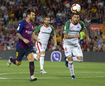 Lionel Messi (FC Barcelona) y Maripan (Deportivo Alavés)
