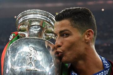 Cristiano Ronaldo besa la Eurocopa 2016 ganada por Portugal. 
 