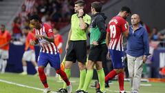 Diego Costa abandona el terreno de juego y entra en su lugar Gelson. Los delanteros apenas han marcado goles y el Atl&eacute;tico lo acusa.