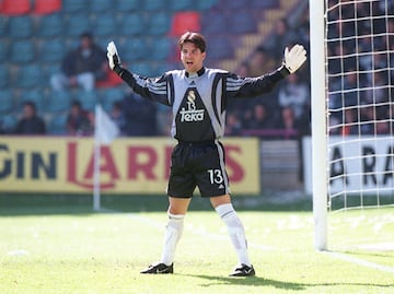 Se form¨® en las categor¨ªas inferiores del Real Madrid hasta 1996 que sali¨® cedido. Regres¨® al primer equipo durante dos temporadas (1997-1999) pero sin apenas jugar. Defendi¨® la camiseta del Rayo en calidad de cedido la temporada 1996-97 siendo titular indiscutible durante toda la temporada.
