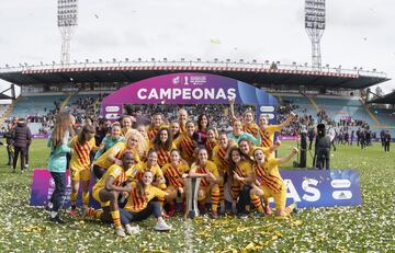Las jugadoras del Fútbol Club Barcelona Femenino se han proclamado campeonas de la Supercopa de España tras una contundente victoria a la Real Sociedad por 1-10. Cuatro goles de Marta Torrejón y dobletes de Alexia y Oshoala, Hansen y Andújar fueron las otras goleadoras por parte del club blaugrana. Manu marcó para la Real. 



