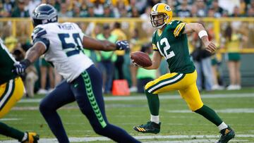 GREEN BAY, WI - SEPTEMBER 10: Aaron Rodgers #12 of the Green Bay Packers runs with the ball during the second half against the Seattle Seahawks at Lambeau Field on September 10, 2017 in Green Bay, Wisconsin.   Joe Robbins/Getty Images/AFP
 == FOR NEWSPAPERS, INTERNET, TELCOS &amp; TELEVISION USE ONLY ==