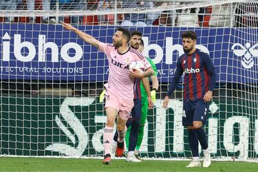El viejo rockero del gol sigue siendo indispensable en el equipo oviedista. Un doblete hizoque el Oviedo no le perdiera la cara a un partido que podría haber sido el final de temporada si el Racing hubiera empatado.
