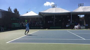 Manuel S&aacute;nchez, tenista mexicano, derrot&oacute; a Christopher D&iacute;az Figueroa, guatemalteco, en tres sets por 6-2, 6-2 y 7-6 para igualar el marcador entre pa&iacute;ses.