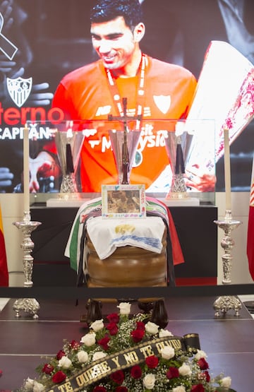 Capilla ardiente de Jos Antonio Reyes en el estadio Snchez Pizjun.