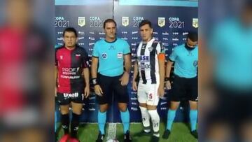 Posa para la foto y lo que le hace al ¨¢rbitro lleva 1M de visitas: ?falta de respeto o genialidad?