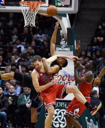 Greg Monroe y Pau Gasol.