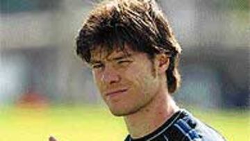 <b>VEINTIÚN AÑOS Y 7.500 DE CLAUSULA</B>. Xabi Alonso se ha convertido en el gran tesoro del fútbol español. El hijo de Perico Alonso tiene sólo 21 años, es internacional absoluto y su cláusula de rescisión es de 7.500 millones de pesetas, una cantidad no muy alta para su juventud y valía.