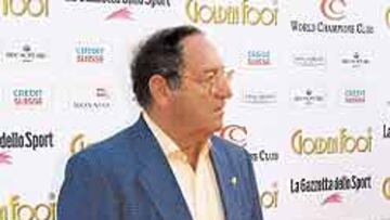 <b>CINCO MÍTICOS. </b>Paco Gento (a la izquierda) fue el gran protagonista al dejar su huella en el Paseo de la Fama de Montecarlo, pero junto a él también fueron homenajeados Best (junto a Gento), Weah (tercero por la izquierda), Rivelino (segundo por la derecha) y Gigi Riva (tercero por la derecha).