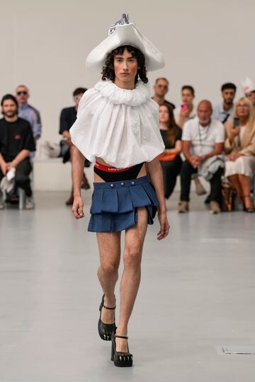 Un modelo luce una creaci¨®n como parte de la colecci¨®n masculina Primavera Verano 2024 de Jeffrey Loverboy presentada en Mil¨¢n.