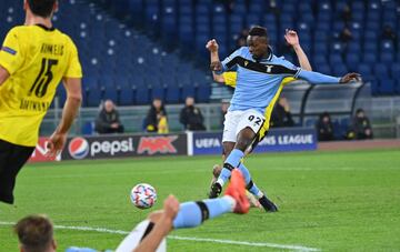 El jugador de Costa de Marfil Jean Daniel Akpa Akpro marcó el tercer gol del equipo italiano.