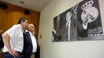 Tom&aacute;s Roncero contempla una imagen de Santiago Bernab&eacute;u junto a Ignacio Bernab&eacute;u, sobrino-nieto del que fuera presidente del Real Madrid entre 1943 y 1978.