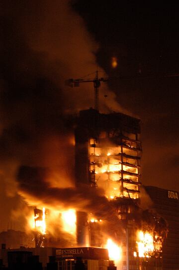 El el 13 de febrero de 2005 fue destruida por un incendio. A las 23:19 del sbado 12 de febrero se recibi un aviso de incendio en la oficina 2109 de la planta 21 del rascacielos que rpidamente se propag por los pisos superiores a travs de la fachada metlica.