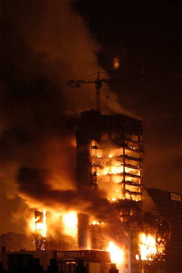 El el 13 de febrero de 2005 fue destruida por un incendio. A las 23:19 del sábado 12 de febrero se recibió un aviso de incendio en la oficina 2109 de la planta 21 del rascacielos que rápidamente se propagó por los pisos superiores a través de la fachada metálica.