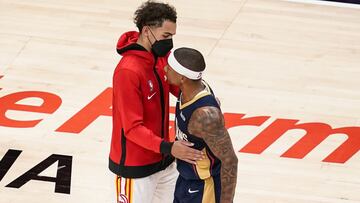 Isaiah Thomas saluda a Trae Young, durante el partido de la NBA que ha enfrentado a Atlanta Hawks y New Orleans Pelicans.