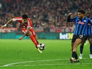 Soccer Football - UEFA Champions League - Round of 16 - Second Leg - Bayern Munich v Atalanta - Allianz Arena, Munich, Germany - March 18, 2026 Bayern Munich's Luis Diaz shoots at goal as Atalanta's Ederson attempts to block the shot REUTERS/Kai Pfaffenbach