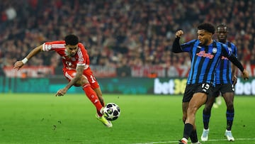 Soccer Football - UEFA Champions League - Round of 16 - Second Leg - Bayern Munich v Atalanta - Allianz Arena, Munich, Germany - March 18, 2026 Bayern Munich's Luis Diaz shoots at goal as Atalanta's Ederson attempts to block the shot REUTERS/Kai Pfaffenbach