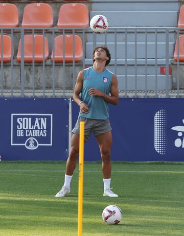 El delantero portugu¨¦s, Jo?o F¨¦lix, entrenando en las instalaciones deportivas del Cerro del Espino.