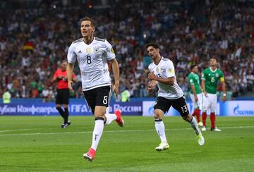 Leon Goretzka festeja el gol sobre México