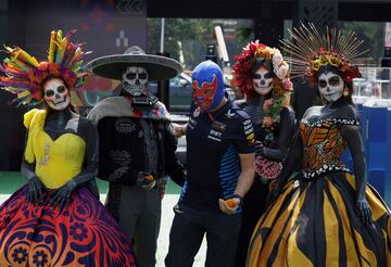 Tras el Gran Premio de EE UU, la F¨®rmula 1 repite al otro lado del Atl¨¢ntico con la disputa del GP de Ciudad de M¨¦xico. La cita coincide con el fin de semana previo al D¨ªa de los Muertos, por lo que en el paddock del Aut¨®dromo Hermanos Rodr¨ªguez ya se vive el ambiente con disfraces y m¨¢scaras como la de Checo P¨¦rez, en el centro de la imagen.