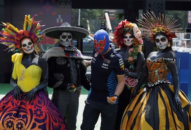 Tras el Gran Premio de EE UU, la Fórmula 1 repite al otro lado del Atlántico con la disputa del GP de Ciudad de México. La cita coincide con el fin de semana previo al Día de los Muertos, por lo que en el paddock del Autódromo Hermanos Rodríguez ya se vive el ambiente con disfraces y máscaras como la de Checo Pérez, en el centro de la imagen. 