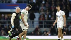 LONDON, ENGLAND - NOVEMBER 03:  Tom Curry of England leaves the pitch injured during the Quilter International match between England and South Africa at Twickenham Stadium on November 3, 2018 in London, United Kingdom.  (Photo by Henry Browne/Getty Images