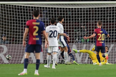 2-2. Pedri cuelga el balón al área para Raphinha,que la deja con la cabeza para la llegada de Ferran Torres, que no perdona y supera a Yann Sommer.