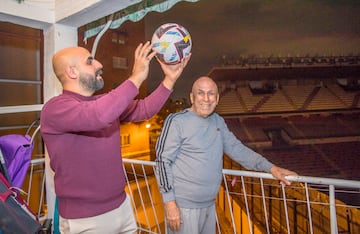 Haider sostiene el balón en su terraza, junto a su padre Gaber.