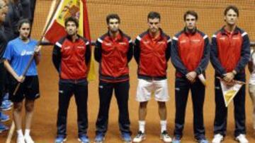 Los jugadores y Moy&aacute;, en la eliminatoria contra Brasil.