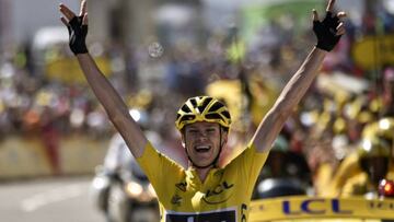 Chris Froome celebra su triunfo en la cima de la Pierre-Saint-Martin en la d&eacute;cima etapa del Tour de Francia 2015.