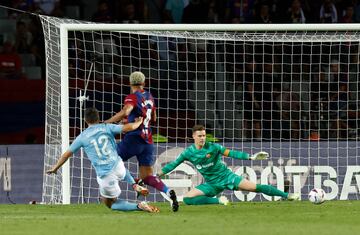 Ganó Mingueza a Balde en la banda y comenzó un contragolpe de manual del Celta sin perder un balón con Beltrán, Bamba y Aspas precisos hasta llegar a Douvikas en el área, que ha rematado cruzado a la perfección.