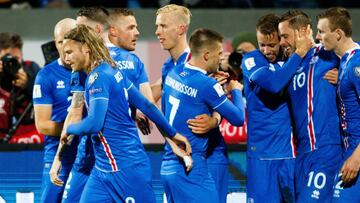 REY02. REYKJAVIK (ISLANDIA), 09/10/2017.- Los jugadores de Islandia celebran la anotaci&oacute;n de un gol hoy, lunes 9 de octubre de 2017, durante un partido entre Islandia y Kosovo por la clasificaci&oacute;n al Mundial de Rusia 2018, que se disputa en Reykjavik (Islandia). EFE/BIRGIR THOR HARDARSON/PROHIBIDO SU USO EN ISLANDIA