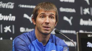 Celades, en una rueda de prensa con el Valencia.