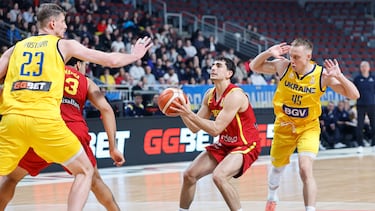 El ucraniano Vitaliy Zotov se aparta de Álvaro Cardenas, joven base de la Selección, durante el partido de Riga (Letonia) de clasificación para el Mundial 2027.