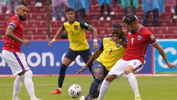 Futbol, Ecuador vs Chile.
 Fecha 6, Eliminatorias mundial de Catar 2022.
 El jugador de Chile Mauricio Isla  disputa el bal&oacute;n contra Pervis Estupinan de Ecuador durante el partido por las clasificatorias al Mundial de Catar 2022 realizado en el Estadio Rodrigo Paz Delgado Quito, Ecuador.
 05/09/2021
 Daniel Molineros/Apifoto/Photosport
 
 Football, Ecuador vs Chile.
 6th date, Qatar 2022 World Cup Qualifiers.
 Chile player Mauricio Isla, right, battles the ball against Pervis Estupinan of Ecuador during the 2022 Qatar World Cup qualifier football match at Rodrigo Paz Delgado stadium in Quito, Ecuador.
 09/05/2021
 Daniel Molineros/Apifoto/Photosport