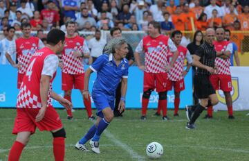 Ambos fueron los protagonistas de un partido organizado por ESPN en El Salvador para celebrar el 60 aniversario del excadista Mágico. Se midieron en el Mundial de España de 1982 en Alicante.