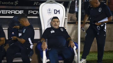 LA PLATA, ARGENTINA - JANUARY 24:  Diego Maradona coach of Gimnasia y Esgrima La Plata looks on during a match between Gimnasia y Esgrima La Plata and Velez as part of Superliga 2019/20 at Juan Carmelo Zerillo Stadium on January 24, 2020 in La Plata, Argentina. (Photo by Marcelo Endelli/Getty Images)
 PUBLICADA 26/01/20 NA MA48 5COL  CONTRAPORTADA