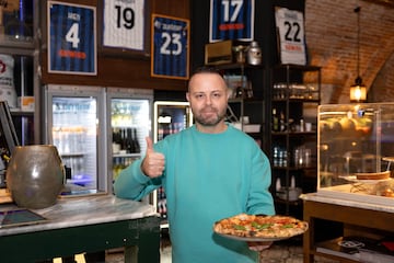 Gaetano posa con una pizza Napoli, la favorita de Gasperini.