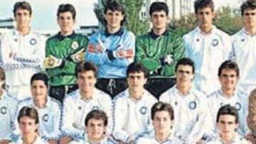 <b>EN 'LA FÁBRICA'. </b>Benítez entrenó a Contreras y Urzáiz (de pie, tercero y sexto por la dcha.) en 1986.